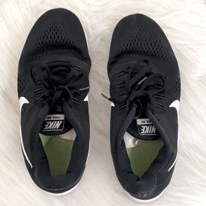Size 9 women’s Nike FREE RUN shoes used running